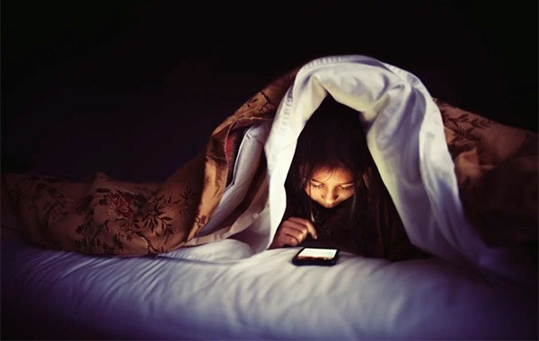 không nên sử dụng điện thoại trước khi đi ngủ